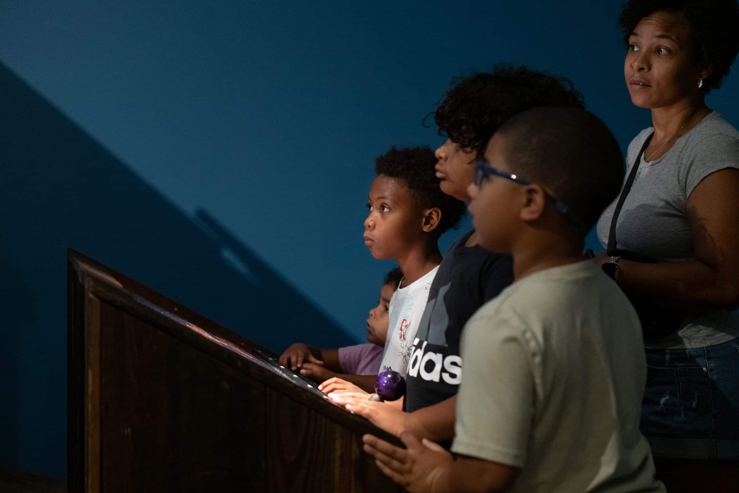 img-reading-public-museum-feed-their-imagination-3