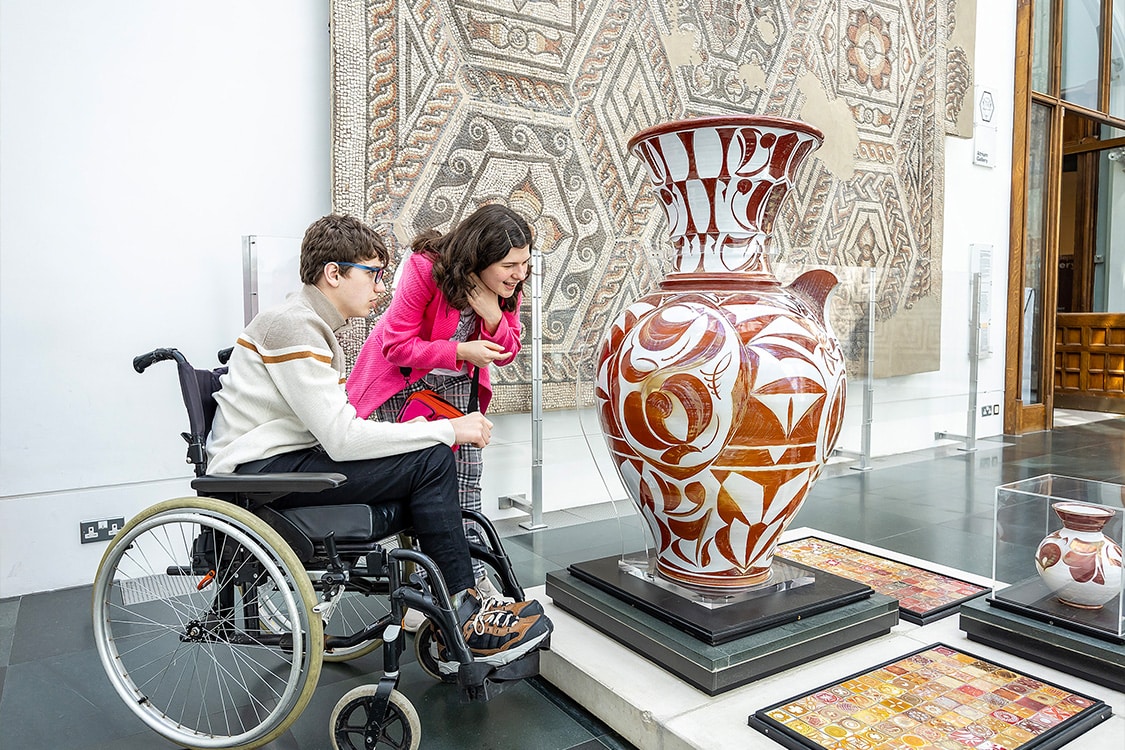 img-reading-public-museum-donate